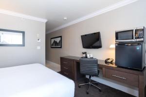 TV a/nebo společenská místnost v ubytování Sandman Signature Edmonton South Hotel