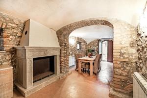 un soggiorno con camino e tavolo di Beautiful Villa With Private Spa - Happy Rentals ad Alviano