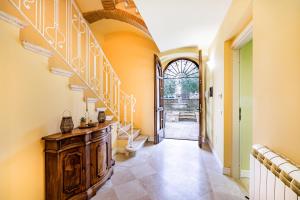 un corridoio con pareti arancioni e una scala con un armadietto in legno di Beautiful Villa With Private Spa - Happy Rentals ad Alviano