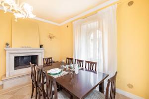 una sala da pranzo con tavolo, sedie e camino di Beautiful Villa With Private Spa - Happy Rentals ad Alviano
