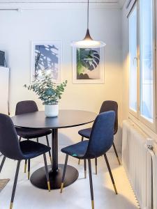 - une salle à manger avec une table et des chaises dans l'établissement Villa Aurinko Studio Apartment in Hanko, à Hanko