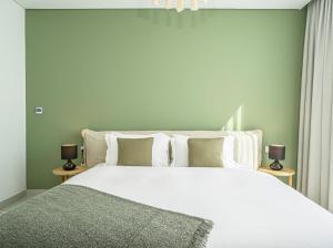 Łóżko lub łóżka w pokoju w obiekcie HomesGetaway-2BR Apt in Al Wasl 1 Residences