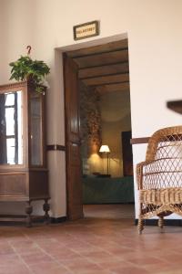 Habitación con puerta, silla y mesa en Can Casadellà, en Serra de Daró