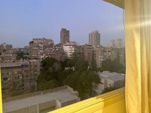 een raam met uitzicht op de stad bij The Paradise Luxury Apartment in Caïro