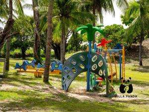 un parque infantil con palmeras en Villa Panda at C Links Golf Resort en Mui Ne