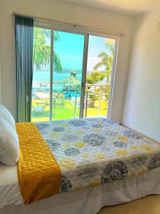 Tempat tidur dalam kamar di casa con hermosa vista al lago de tequesquitengo