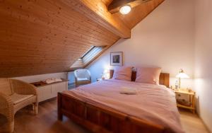 ein Schlafzimmer mit einem großen Bett im Dachgeschoss in der Unterkunft Ferienwohnung „Rose“ in Wiesenfelden