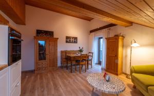 ein Wohnzimmer mit einem Sofa und einem Tisch in der Unterkunft Ferienwohnung „Rose“ in Wiesenfelden