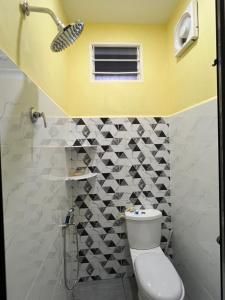 Ένα μπάνιο στο Homestay Desa D Junjung Islam Guest Only +10 φωτογραφίες