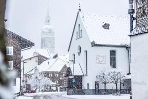 een kerk in een stad bedekt met sneeuw bij Ferienwohnung Mian in Bezau