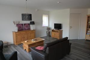 a living room with a couch and a table at B&B gewoon Prins in Wichmond