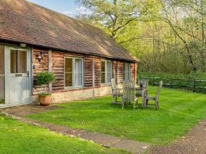 a table and chairs in front of a house at 2 Bed in Midhurst 88938 in Midhurst