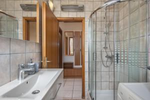 uma casa de banho com um lavatório e um chuveiro em Studio Apartment Iva - Happy Rentals em Rijeka