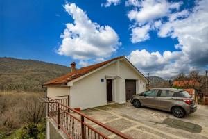 um carro estacionado em frente a uma pequena casa em Studio Apartment Iva - Happy Rentals em Rijeka