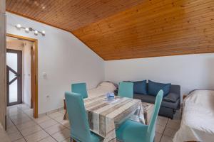 uma sala de jantar com uma mesa e cadeiras azuis em Studio Apartment Iva - Happy Rentals em Rijeka