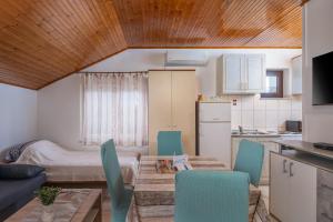 uma cozinha com mesa e cadeiras num quarto em Studio Apartment Iva - Happy Rentals em Rijeka