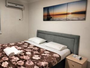 1 cama con 2 almohadas y una pintura en la pared en cliffinn kangaroo point en Brisbane