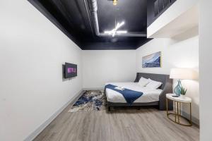 a small bedroom with a bed and a table at Group-Friendly 6BR Luxury Suite in Prime South Loop Location with Optional Parking and Gym Access Near McCormick Place, Soldier Field and Grant Park in Chicago