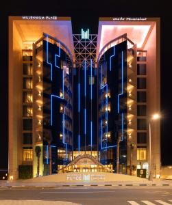 eine Darstellung eines Hotels in der Nacht in der Unterkunft Millennium Place Doha in Doha