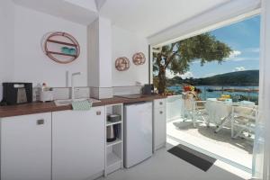 A kitchen or kitchenette at Napoleon On The Beach