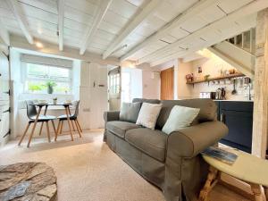 A seating area at Cosy Cottage Central Marazion with Parking