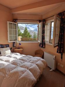 1 Schlafzimmer mit 2 Betten und einem großen Fenster in der Unterkunft Urb. Bugaboos - Sierra Nevada in Monachil