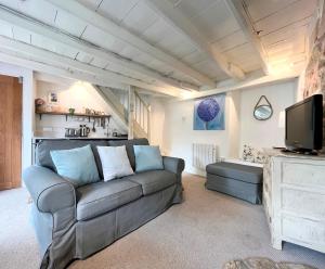 A seating area at Cosy Cottage Central Marazion with Parking