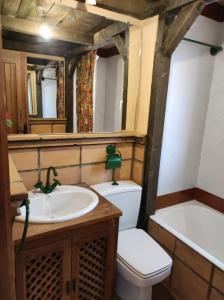 ein Badezimmer mit einem Waschbecken, einem WC und einer Badewanne in der Unterkunft Urb. Bugaboos - Sierra Nevada in Monachil