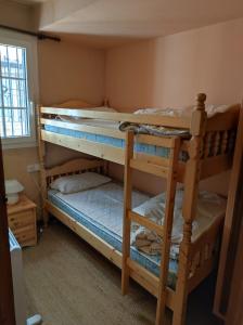 1 Schlafzimmer mit 2 Etagenbetten in einem Zimmer in der Unterkunft Urb. Bugaboos - Sierra Nevada in Monachil