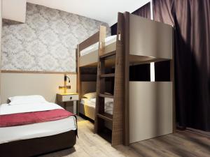 Selçuk Otel Rezidans & Apart في كونيا: غرفة نوم مع سرير بطابقين وسرير بطابقين
