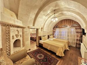 Postel nebo postele na pokoji v ubytování Stone House Cave Hotel
