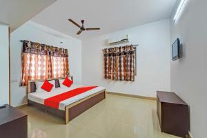 um quarto com uma cama, uma janela e uma televisão em OYO Shree Balaji Residency em Chennai