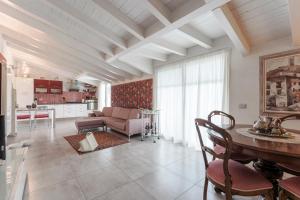 un grand salon avec une table et un canapé dans l'établissement MATTEOTTi Apartments, à Desenzano del Garda