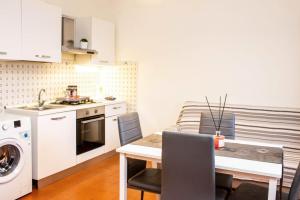 A kitchen or kitchenette at Casa Vacanze Tosca 3