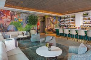 Ο χώρος του lounge ή του μπαρ στο Palace Dubai Creek Harbour