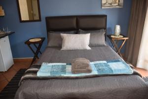 - un lit avec 2 serviettes assises au-dessus dans l'établissement CasaC Guesthouse, à Sasolburg