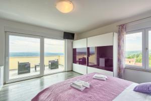 Gorica的住宿－Villa Karli，卧室设有粉红色的床和大窗户