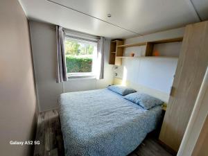 Postel nebo postele na pokoji v ubytování Mobil Home Denise et Michel
