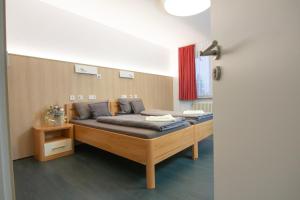 a bedroom with two beds in a room at Green Night in Falkenstein
