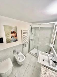 ein Bad mit einer Dusche, einem WC und einem Waschbecken in der Unterkunft Prince Moncada in Palermo
