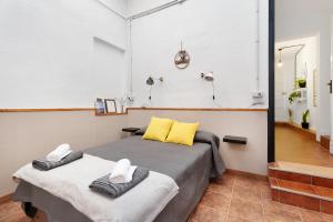 een slaapkamer met een bed en een spiegel bij Casa Ubalda in Santa Cruz de Tenerife