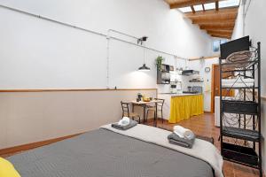Casa Ubalda في سانتا كروث دي تينيريفه: غرفة بسرير وطاولة ومطبخ