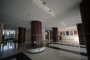 eine große Lobby mit Säulen in einem Gebäude in der Unterkunft Perfect Stay Apartement The Suites Metro Bandung By Sultan Property in Bandung