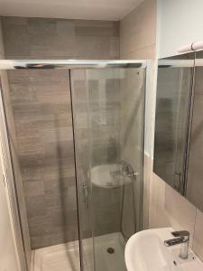 een badkamer met douche en wastafel bij Filipa Apartment in Limenas