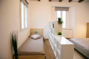 a small room with a bed and a desk at NonSoloValle in Chiaravalle