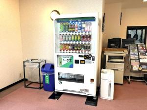 a soda machine in a room with drinks in it at セミナープラザ　ロイヤルフジ in Azagawa