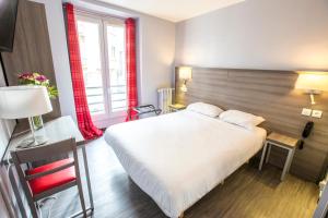 パリにあるヒポテル パリ ペール ラシェーズ レピュブリックのベッドルーム1室(白いベッド1台、赤い窓付)