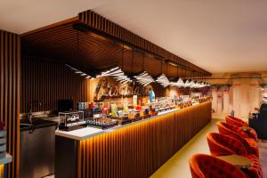 een restaurant met rode stoelen en een bar met eten bij Vespia Hotel in Istanbul