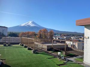 a view of a snow covered mountain from a roof at セミナープラザ　ロイヤルフジ in Azagawa