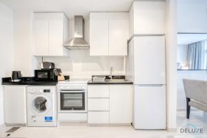 Kuchyň nebo kuchyňský kout v ubytování Cozy Studio in Damac Celestia A Dubai South by Deluxe Holiday Homes